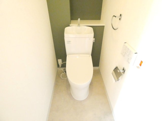 【清潔感のあるレストルーム】 
アクセントクロスがモダンな印象を演出。温水洗浄便座付きで毎日快適にお使いいただけます。