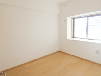 【寝室】 | クオス小田原栄町 | 【2面採光の明るいプライベートルーム】
 陽当たり・通風ともに良好なお部屋です。ナチュラルなフローリングが清潔感を演出します。