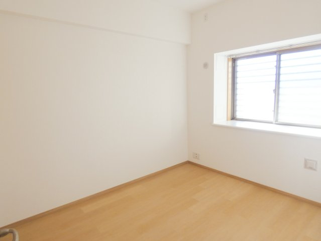 【2面採光の明るいプライベートルーム】
 陽当たり・通風ともに良好なお部屋です。ナチュラルなフローリングが清潔感を演出します。