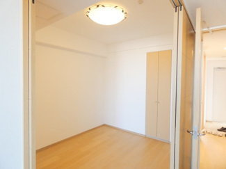 【洋室】 | クオス小田原栄町 | 【リビング隣接のフレキシブルな空間】
収納もしっかり完備された洋室。個室としてはもちろん、リビングの一部としても、テレワークスペースとしても最適です。
