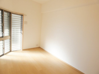 【洋室】 | クオス小田原栄町 | 【2面採光の明るいプライベートルーム】
 陽当たり・通風ともに良好なお部屋です。ナチュラルなフローリングが清潔感を演出します。