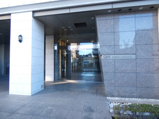  | クオス小田原栄町 | 【洗練されたエントランスアプローチ】
 重厚感のある石張りの壁が、居住者やゲストを優雅に迎え入れます。管理体制も良好です。