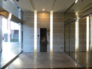 【エントランス】 | クオス小田原栄町 | 高級感漂うホテルライクなロビー】 
間接照明が美しく配された、気品あるエントランスホール。オートロック完備でセキュリティ面も安心です。