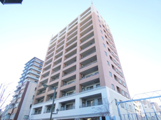 【外観】 | クオス小田原栄町 | 【地上14階建のスタイリッシュな外観】
 小田原駅徒歩圏内の好立地に佇む、洗練されたデザインの分譲マンションです。