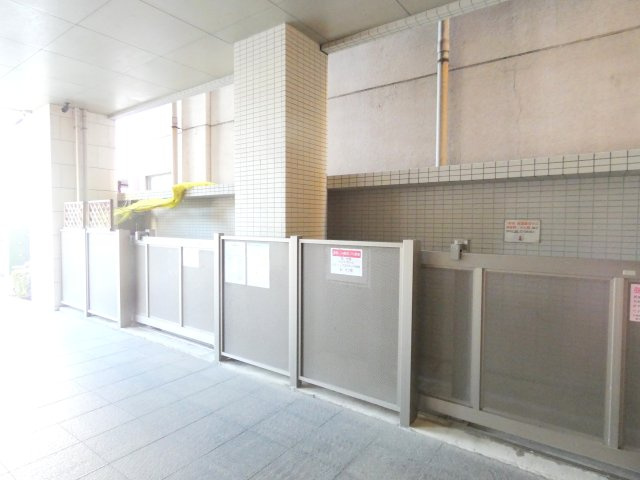 【清潔に保たれた専用ゴミ置場】 
整理整頓が行き届いた、管理の良さがうかがえる共用部。日常の利便性を支える大切なポイントです。