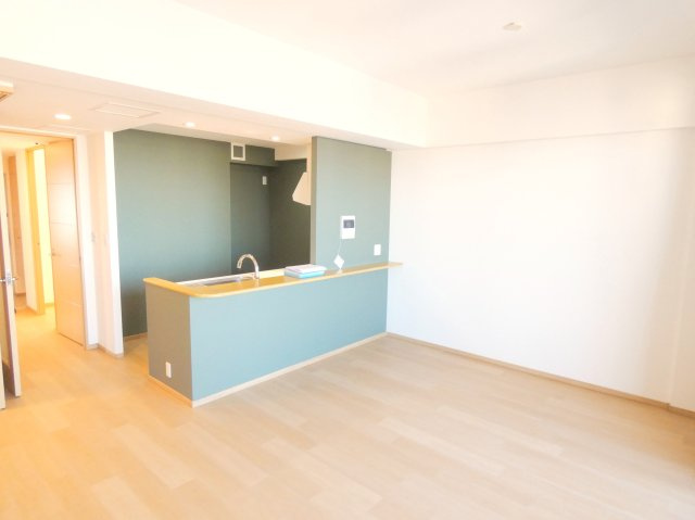 【開放感あふれるLDK】 柔らかな光が差し込むリビング。
キッチンとの一体感があり、家族との会話も弾む広々とした空間です。