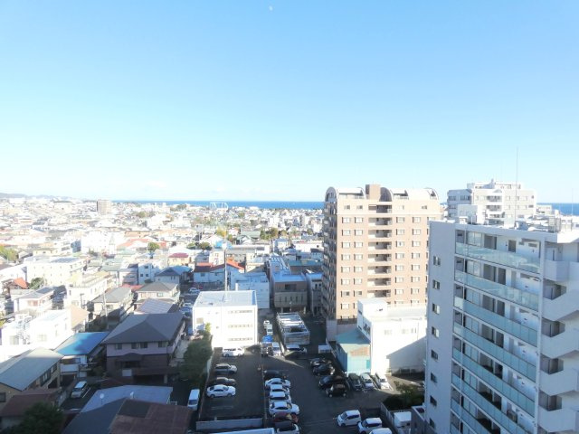 11階・オーシャンビューの開放感】
 前面に高い建物がなく、小田原の街並みとその先に広がる相模湾を一望できます。毎日の暮らしに彩りを添える眺望です。