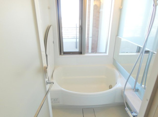 【浴室】 | クオス小田原栄町 | 【バスビュー設計の換気良好なバスルーム】
 明るい光を感じながらリラックスできる浴室。窓があるため、湿気対策も対応しています。