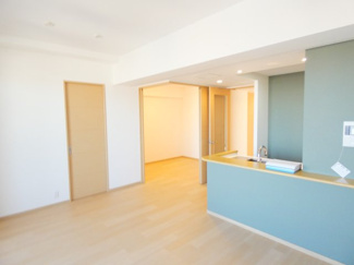 【居間・リビング】 | クオス小田原栄町 | 【続き間の洋室とつなげて広々と】
 リビング横の洋室は、扉を開放することでさらに広大な空間として活用可能です。ライフスタイルに合わせた使い方が楽しめます。