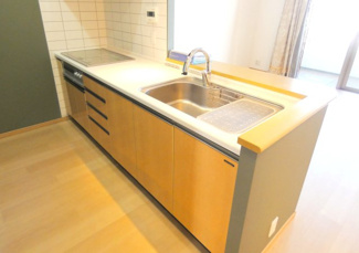 【キッチン】 | クオス小田原栄町 | 【機能美を備えた対面式キッチン】 
スタイリッシュな木目調のデザイン。IHクッキングヒーター採用で、お掃除もラクラクです。