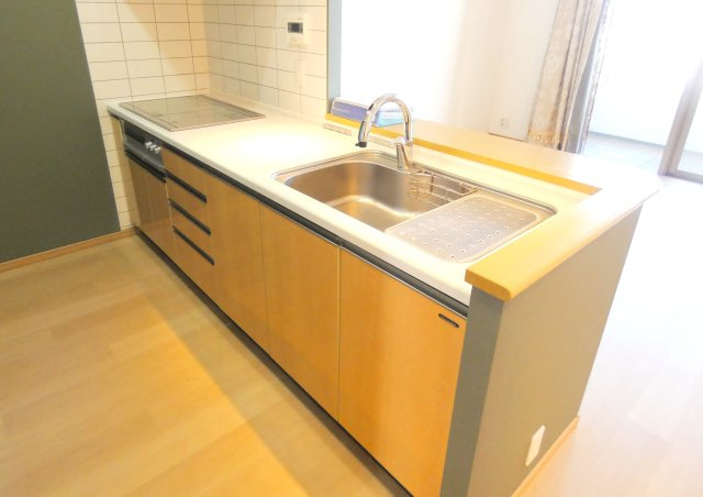 【機能美を備えた対面式キッチン】 
スタイリッシュな木目調のデザイン。IHクッキングヒーター採用で、お掃除もラクラクです。