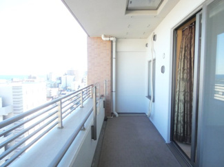 【バルコニー】 | クオス小田原栄町 | 【11階からの開放的なパノラマビュー】
 高層階ならではの眺望が魅力。心地よい風が通り抜け、洗濯物もよく乾きます。