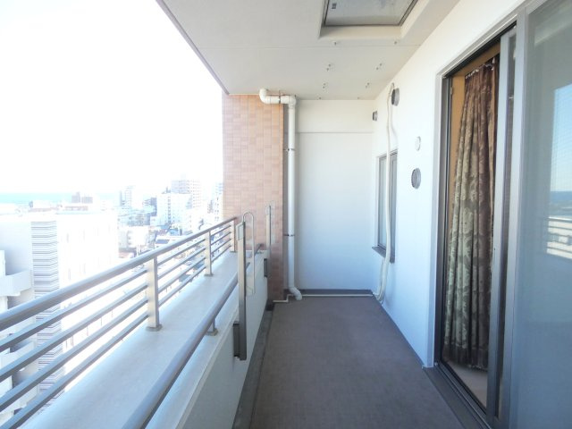 【11階からの開放的なパノラマビュー】
 高層階ならではの眺望が魅力。心地よい風が通り抜け、洗濯物もよく乾きます。