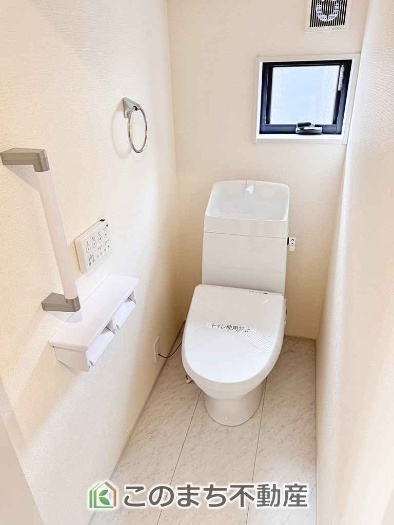 LiveleGarden.S宇都宮市鶴田町第23のトイレ|小窓から換気ができて清潔なトイレスペース☆