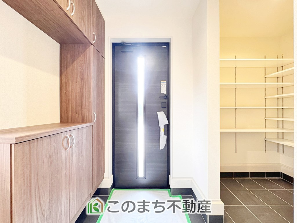 LiveleGarden.S宇都宮市鶴田町第23の玄関|広々とした玄関スペース♪たくさんの靴を収納できる下駄箱もございます。