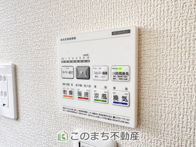 LiveleGarden.S宇都宮市鶴田町第23の設備|雨の日や湿気の多い梅雨時期など、洗濯物が乾き難い時期に重宝する浴室換気乾燥機。乾燥機能だけではなく、冬場の浴室内の寒暖差を緩和する暖房機能も標準装備。ヒートショック対策に一役買います。