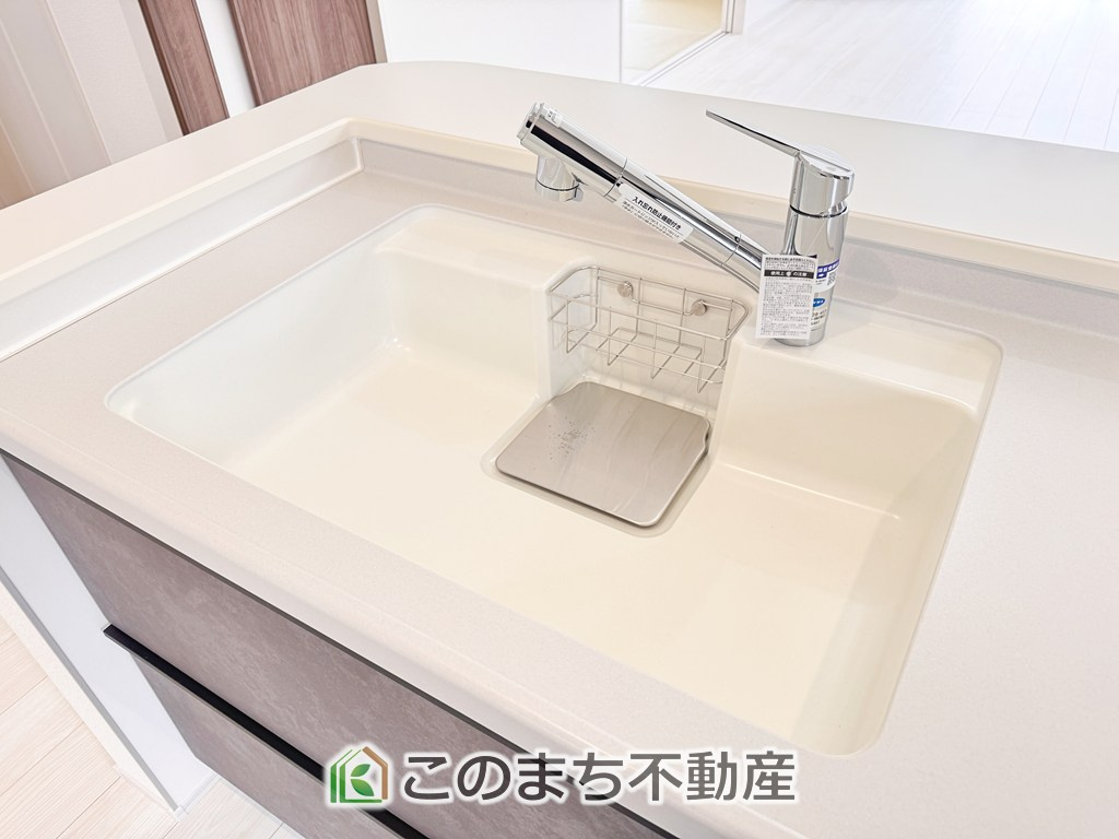 LiveleGarden.S宇都宮市鶴田町第23のキッチン|ビルトイン型浄水器を内蔵したキッチン水栓。お米を研いだり、野菜を洗ったりするときなど用途に応じてワンタッチで浄水に切り替えが可能です。カートリッジ式なので、フィルターを簡単に交換する事が出来ます。