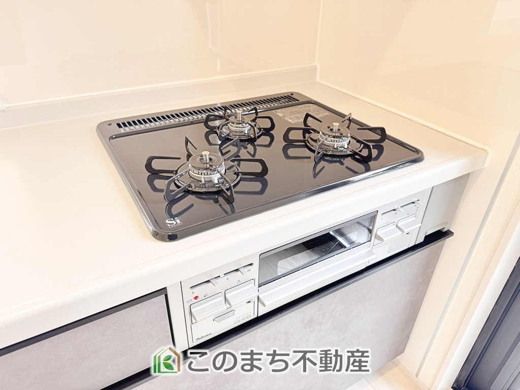 LiveleGarden.S宇都宮市鶴田町第23のキッチン|三ツ口コンロ採用で、同時調理もスムーズ◎！お料理を並べられるカウンター付きで、配膳・片付けをサポート！リビングで過ごすご家族とコミュニケーションを楽しみながら作業可能です♪