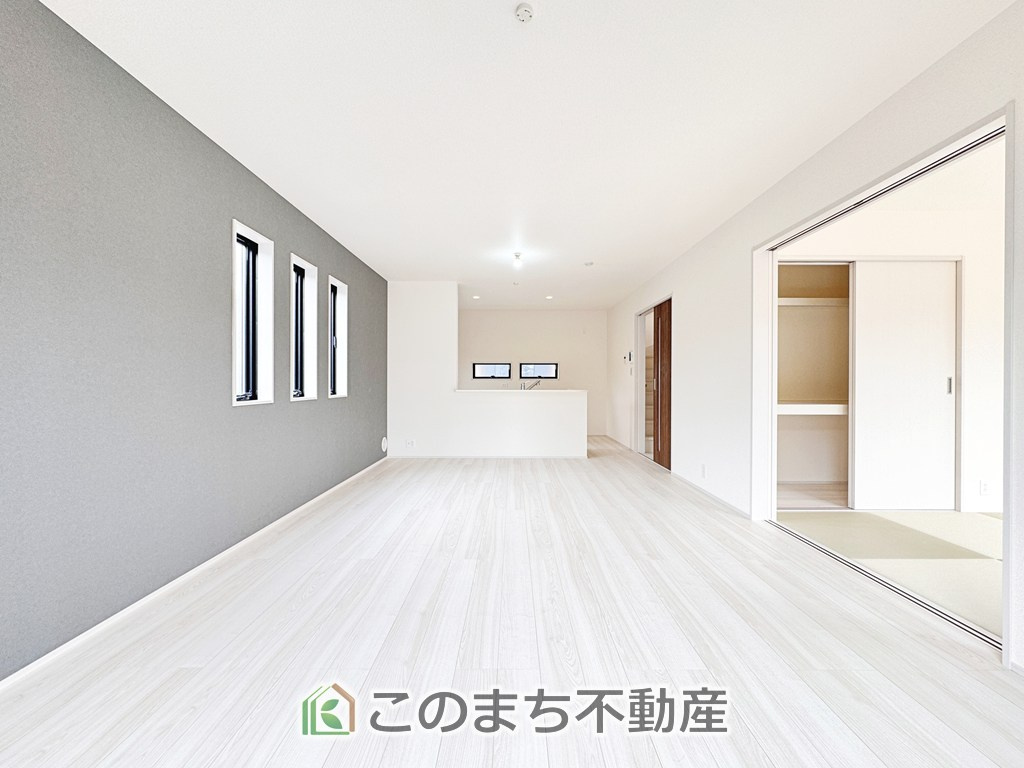 LiveleGarden.S宇都宮市鶴田町第23の居間・リビング|開放感のある広々としたリビング☆家族みんなでゆったりくつろげます♪
南側から暖かな日差しが差し込みます♪キッチンからリビングの様子がよく見渡せます☆