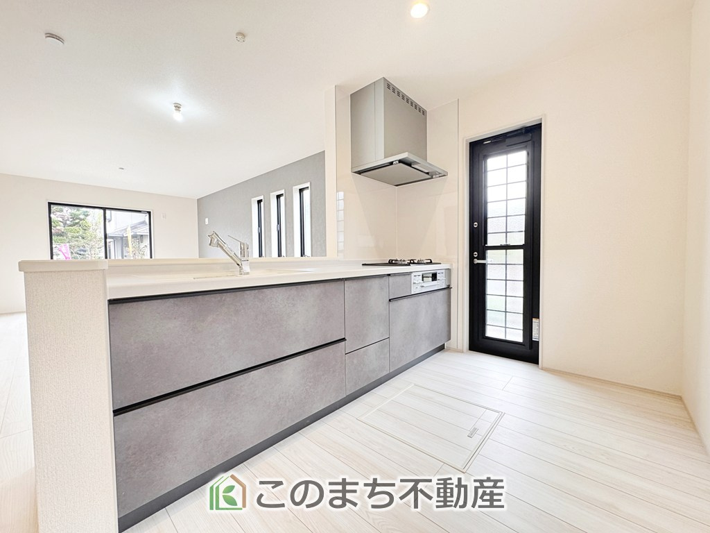 LiveleGarden.S宇都宮市鶴田町第23のキッチン|人気の対面式キッチン☆料理をしながらご家族とコミュニケーションが取れます♪