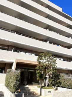 【外観】 | プライム市川妙典 | エントランス前の植栽もきれいに管理されています