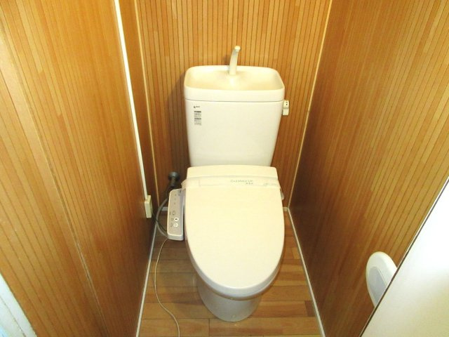 リゾネット井上のトイレ|落ち着いた色調のトイレです