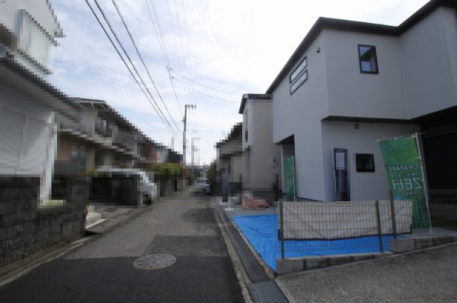 福井東町　新築戸建　1号棟　（全2区画）の前面道路含む現地写真|前面道路　北側　幅4.2ｍ　公道　接面8.2ｍ