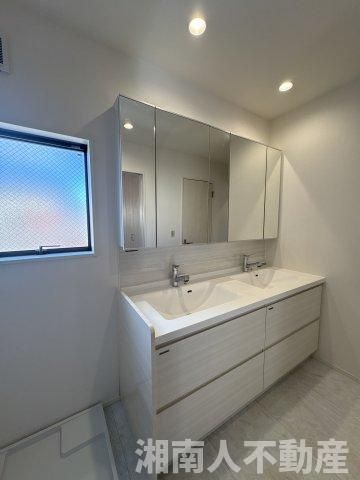 茅ヶ崎市浜之郷1期　新築一戸建て　全2棟の独立洗面台|独立洗面台で身支度をすべて済ませてしまいましょう