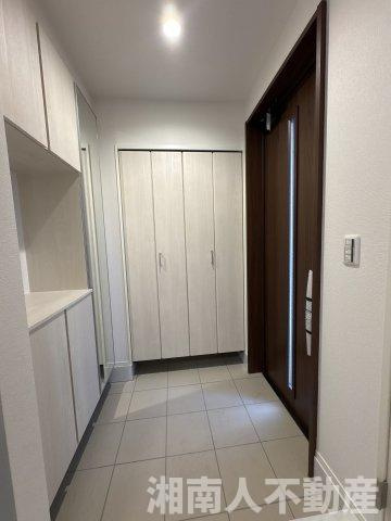 茅ヶ崎市浜之郷1期　新築一戸建て　全2棟の玄関|明るい玄関です