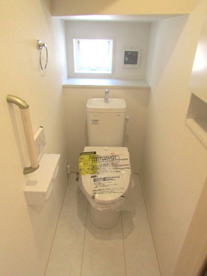 【トイレ】 | ブルーミングガーデン甲府市羽黒町1棟　1号棟 | 落ち着いた色調のトイレです