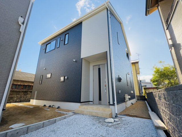 高知市前里第１　1号棟新築戸建ての外観|黒を基調とした落ち着きある外観。