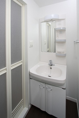 新品家具付きマンション大橋8(KaGood福岡)の洗面所|明るい洗面所です