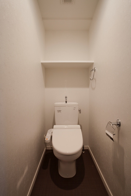 新品家具付きマンション薬院11(KaGood福岡)のトイレ|ゆったりとした空間のトイレです