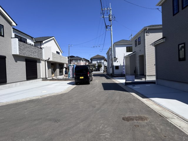 松戸市栗ケ沢新築戸建【栗ケ沢小学校：10分】の前面道路含む現地写真|北側前面道路