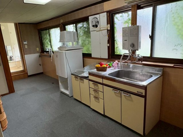 伏木本町戸建てのキッチン|コンパクトなキッチンで掃除もラクラク