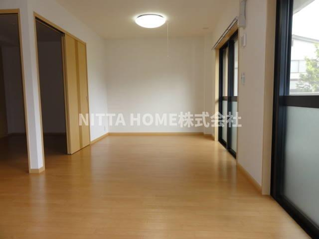 豊岡市高屋の賃貸マンションの居間・リビング|バルコニーから明るい日差しが差し込むます♪