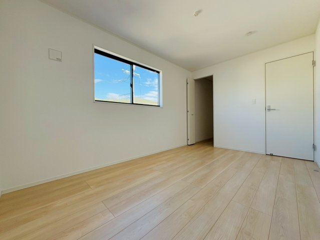 高知市前里2号棟の洋室|ナチュラルなフローリングで家具のテイストを選ばずコーディネートしやすい空間です。