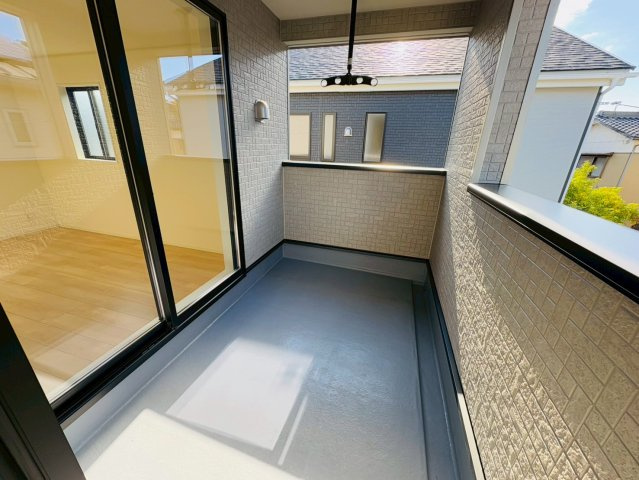 高知市前里2号棟のバルコニー|行きある屋根付きバルコニーは、プライベートなアウトドア空間にも。カフェタイムにもおすすめ♪