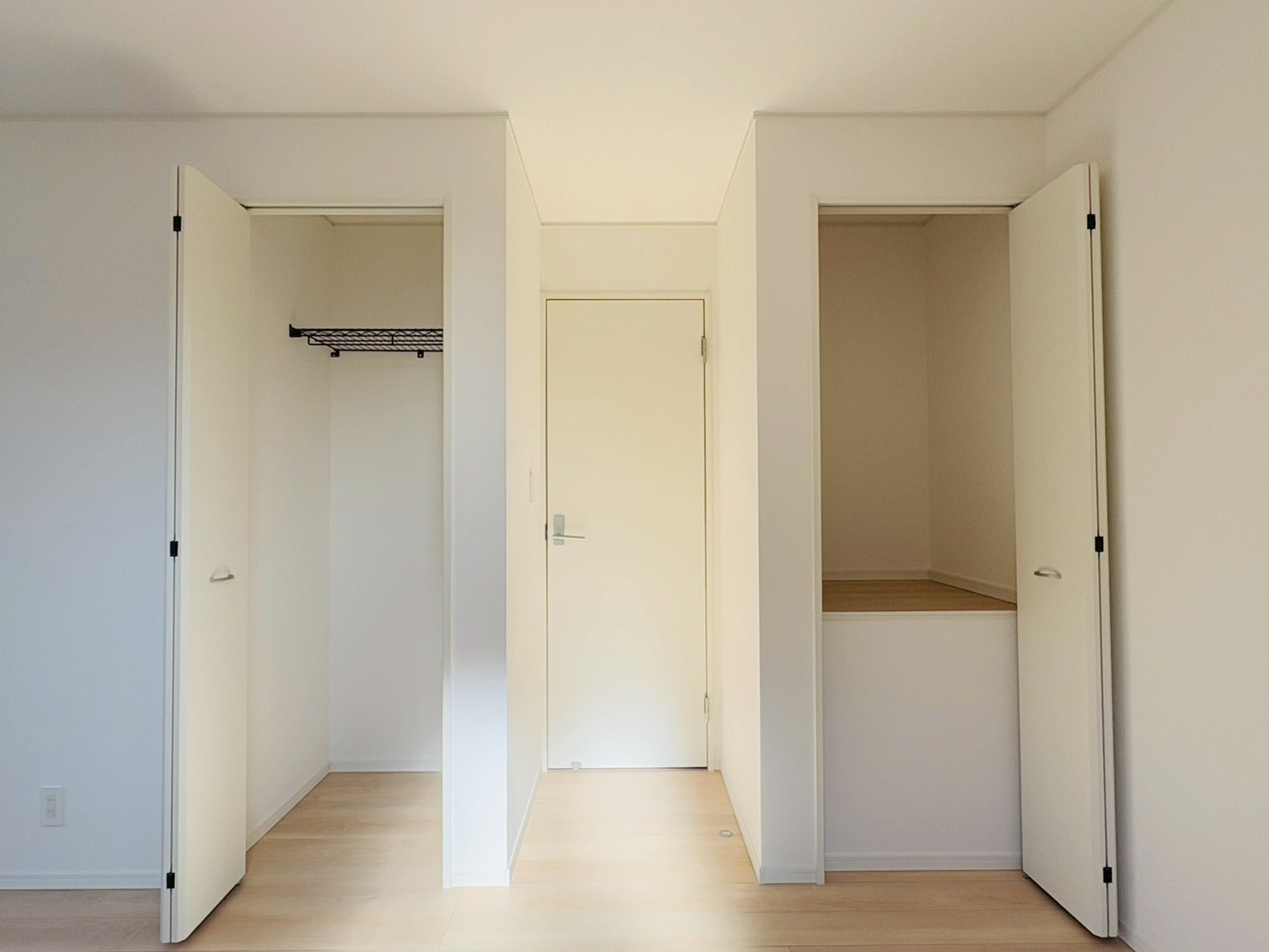 高知市前里2号棟の収納|左右に大容量の収納を完備し、いつでもスッキリ片付きます。新生活のスタートにぴったりの住まいです。