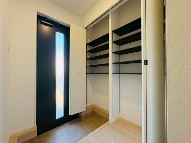 高知市前里2号棟の玄関|オープン棚で出し入れ楽々、急いでいる朝もスムーズに出発できます！お気に入りの靴を並べて、自分だけの素敵な玄関を演出しませんか。