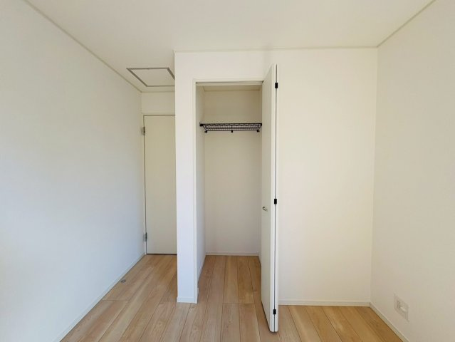 高知市前里2号棟の収納|クローゼット完備！洋服はもちろん、かさばる荷物もすっきり収納。いつでも片付いたお部屋で快適な生活をスタートできます。