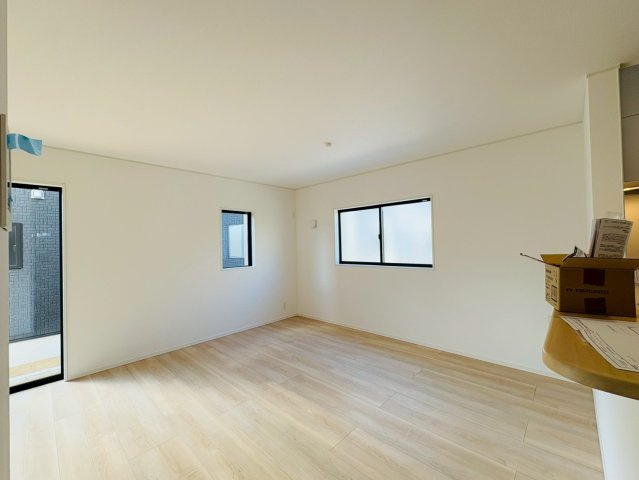 高知市前里2号棟の洋室|広々リビング！どんな家具を置こうか夢が膨らみます。ご家族の笑顔があふれる空間です。 