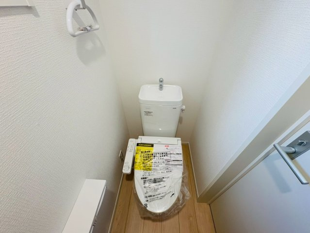 高知市前里2号棟のトイレ|ウォシュレット付きの清潔なトイレ！毎日使う場所だからこそ、こだわりたいですよね。白を基調としたシンプルでおしゃれな空間です。