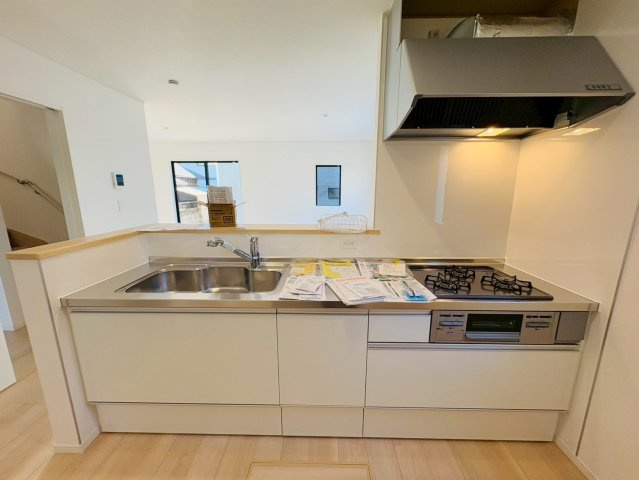 高知市前里2号棟のキッチン|収納たっぷり＆広々カウンター。片付けもはかどる快適キッチン。リビングで遊ぶお子さんを見守りながら料理できます♪