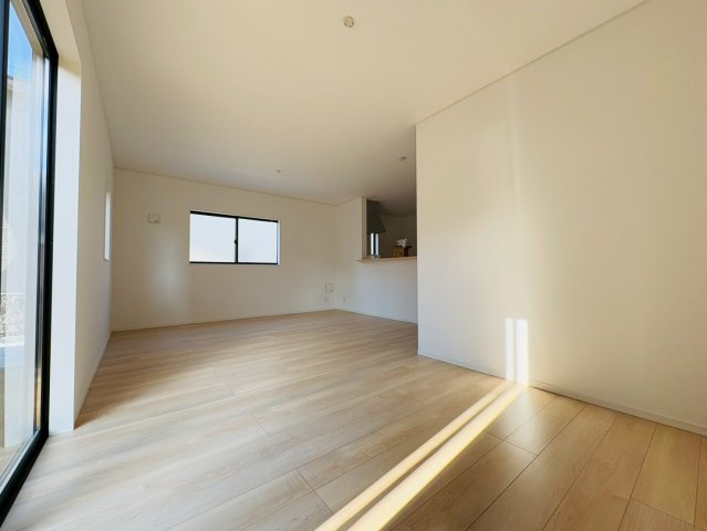 高知市前里2号棟の居間・リビング|開放感のあるリビングに、料理しながら会話が弾む対面キッチン