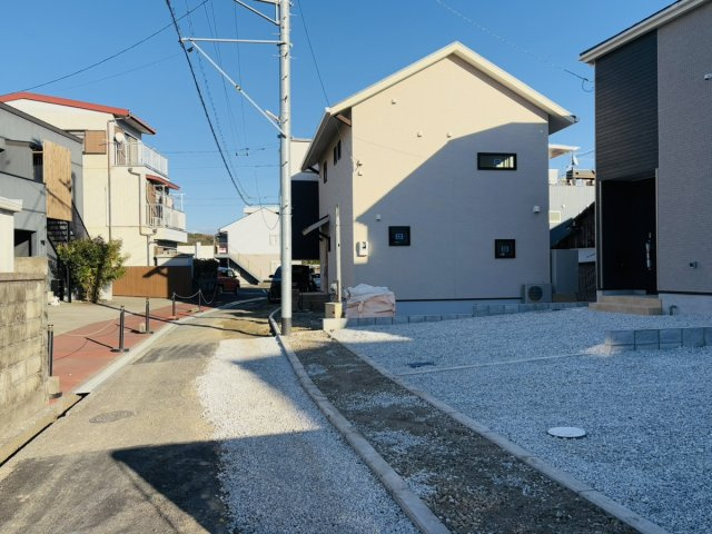 高知市前里2号棟の前面道路含む現地写真