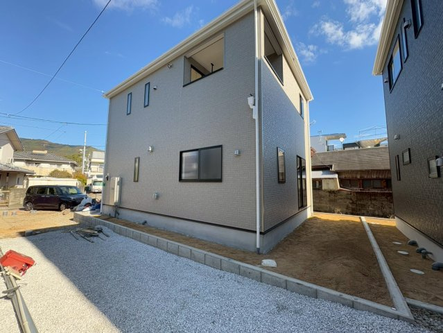 高知市前里2号棟の外観|青空の下、陽当たり良好な新築戸建です。ご家族でのびのび暮らせる環境です。ぜひ一度ご内覧ください。