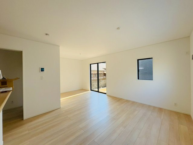 高知市前里2号棟の居間・リビング|ナチュラルなフローリングが心地よいリビング。