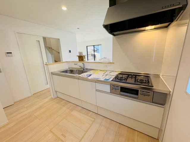 高知市前里2号棟のキッチン|収納たっぷり＆広々カウンター。片付けもはかどる快適キッチン。リビングで遊ぶお子さんを見守りながら料理できます♪