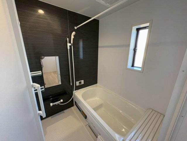 高知市前里2号棟の浴室|手すり付きでご家族みんなにやさしい仕様。浴室乾燥機対応で雨の日のお洗濯にも便利です。